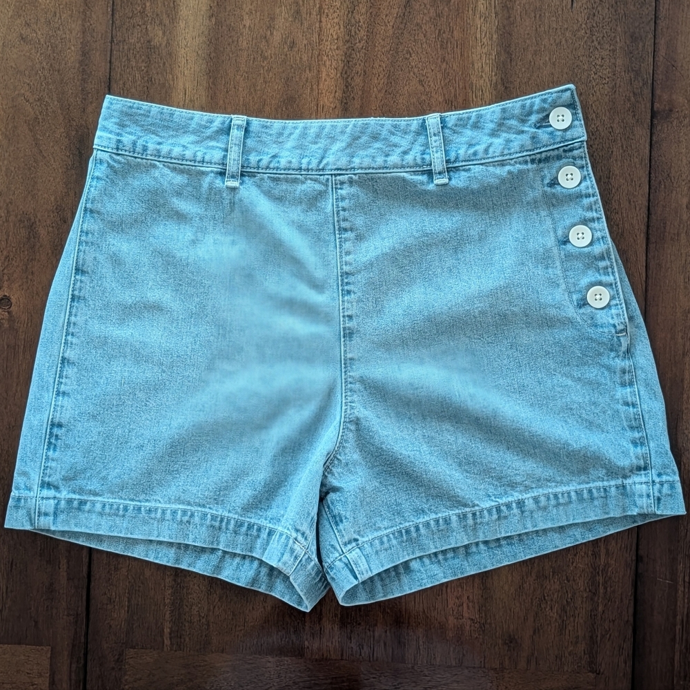 GAP. LEFT SIDE BUTTON. DRESS SHORTS. LIGHT BLUE DENIM